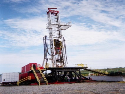 Oil drilling rig with top drive